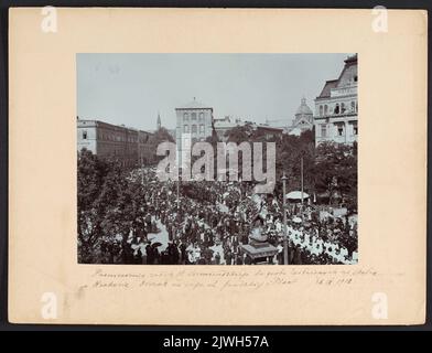 `Übergabe des Leichnades von H. Siemiradzki an das Grab des rechtmäßigen Erzengels Michael und der Bischof- und Märtyrerbasilika Stanislaus in Kraków. 26.IX.1903. Entourage an der Kreuzung von Grodzka und dem Planty-Park“. Pawlikowski, Antoni (1862-1925), Fotograf Stockfoto